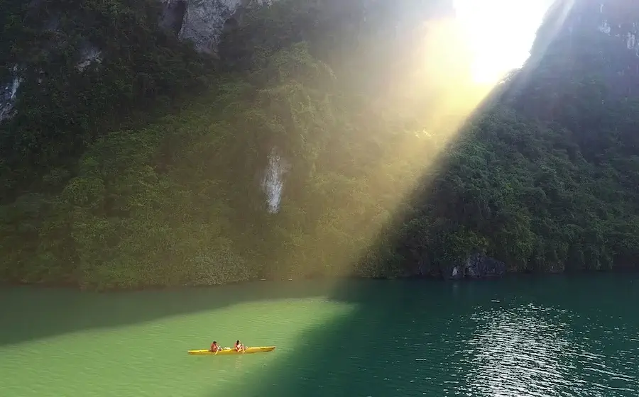 Vietnam_kayaks_Halong_Bay