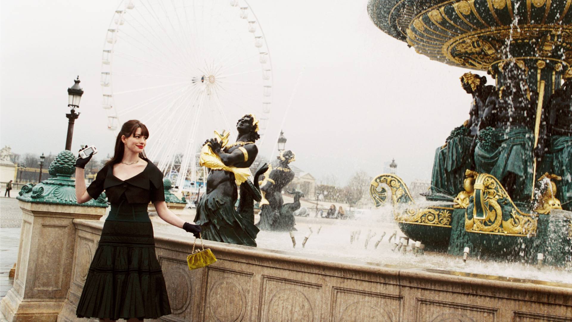 anne hathaway in the devil wears parada throws her phone into a fountain in paris after quitting her job