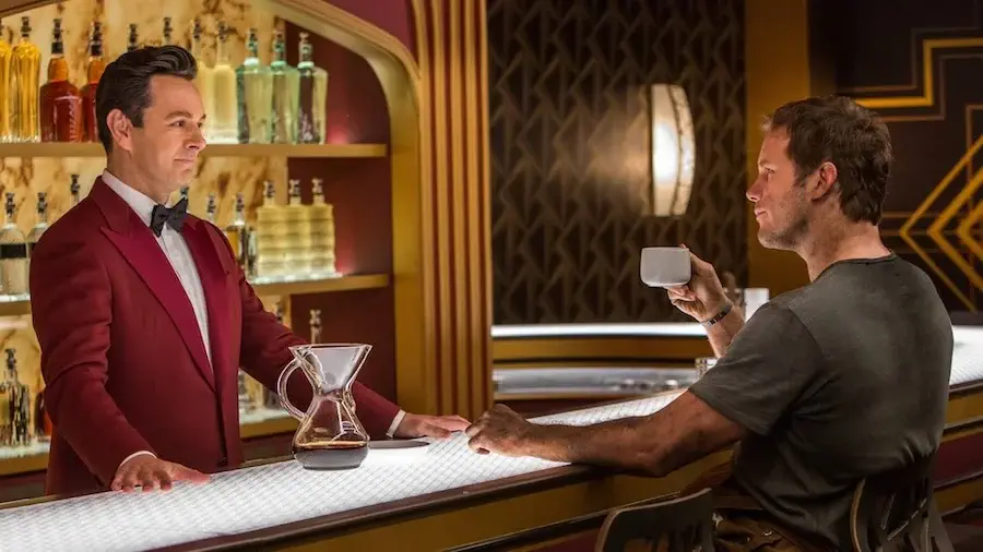 miachael sheen and chris pratt at the bar in passengers