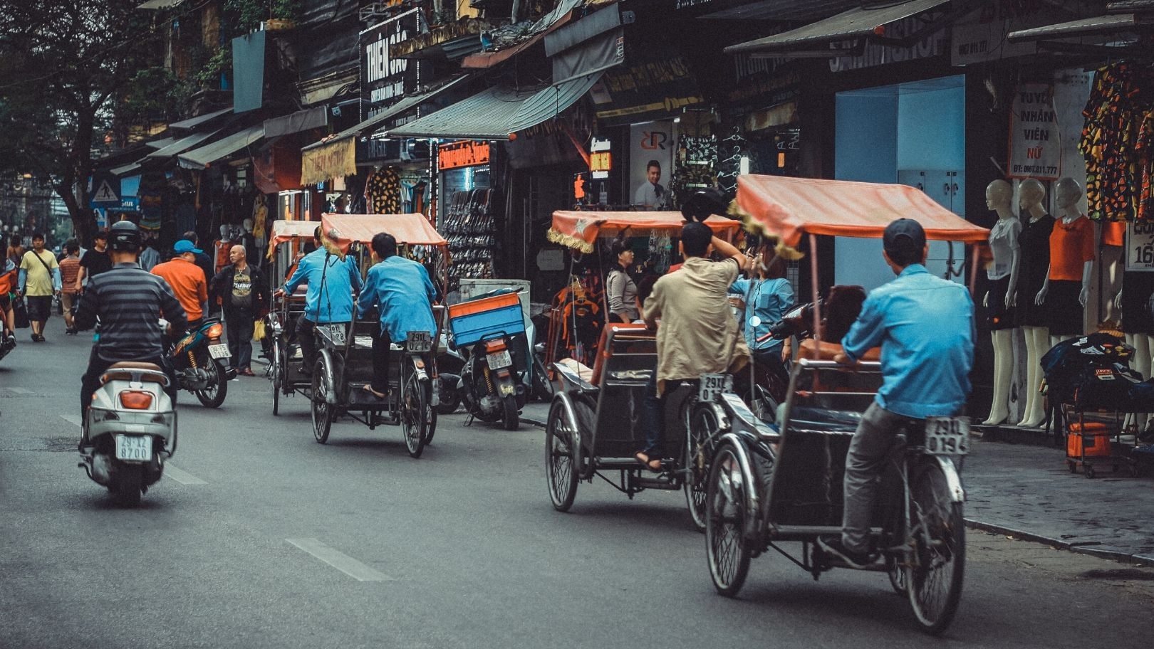 A street in Vietnam (Tran Phu on Unsplash)