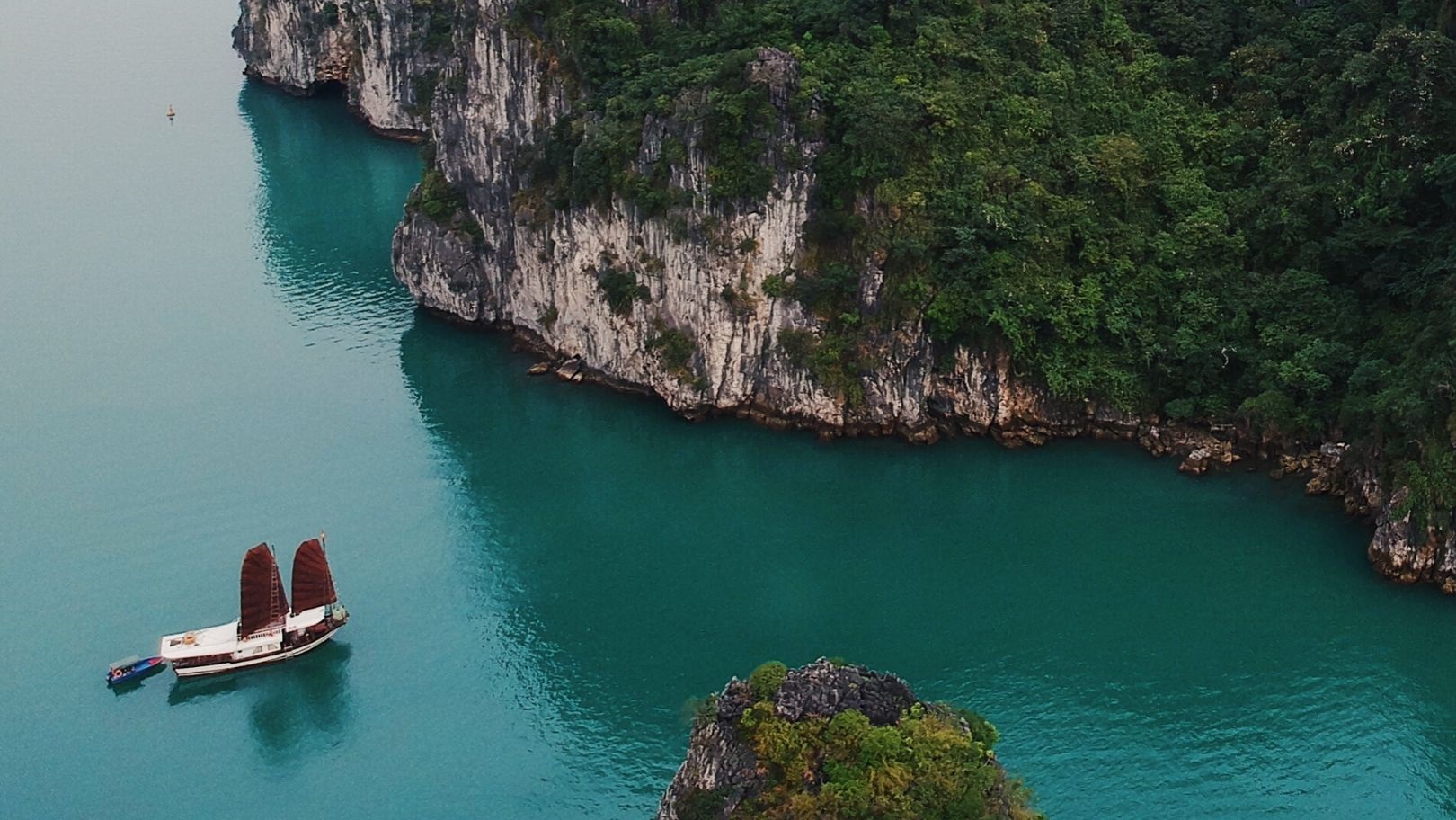 Halong Bay (Taylor Simpson on Unsplash)