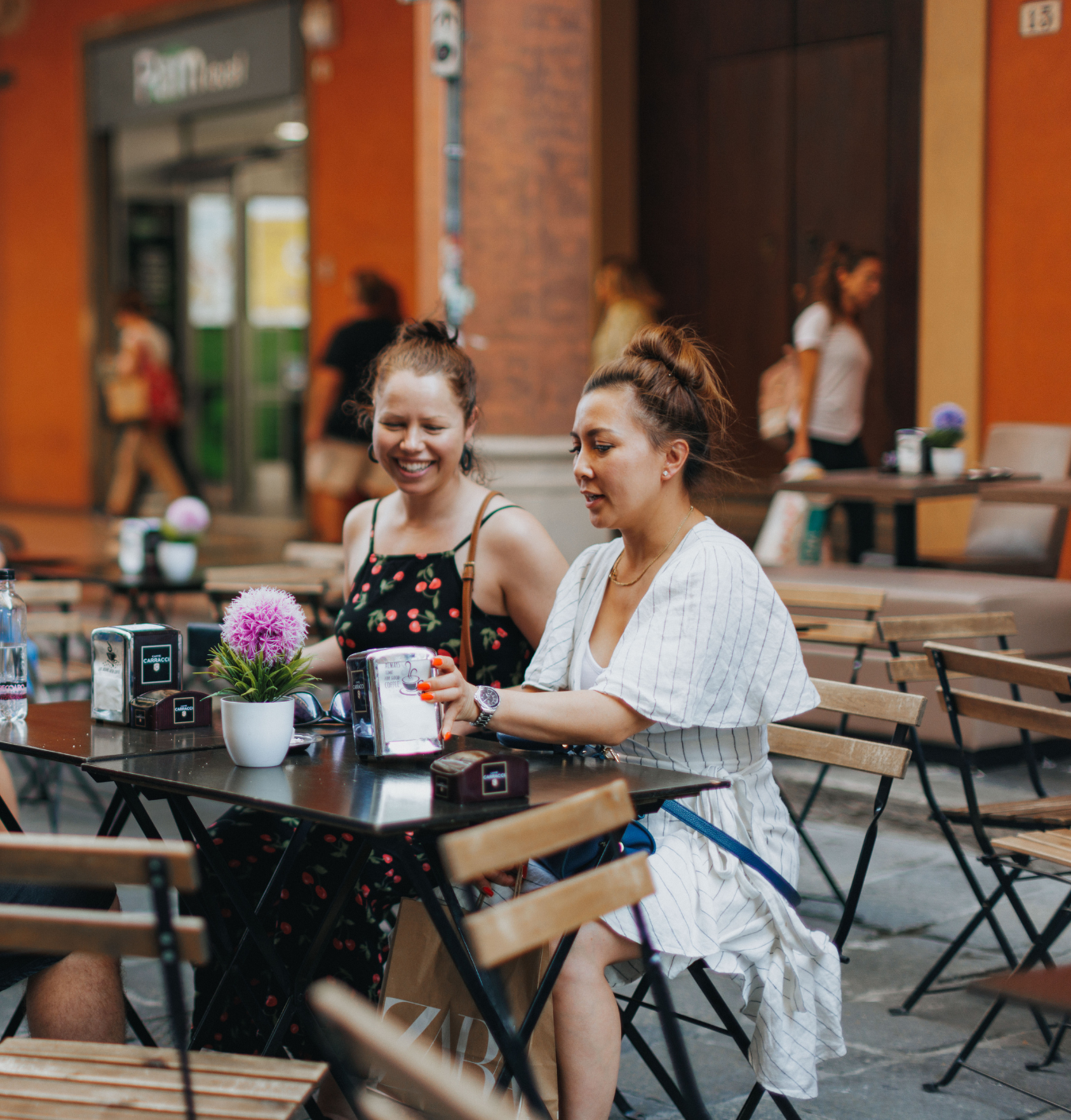 Traveling abroad? Here’s how to chose the right currency to pay with